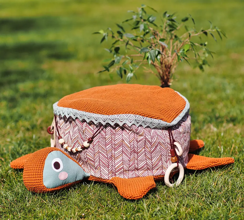 Leonie fertig mit Pflanze Schildkröte im Gras mit Pflanze